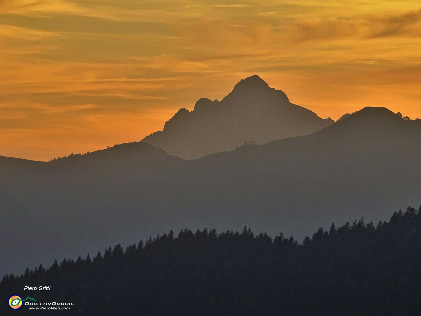 96 A conclusione della bella escursione zoom su splendido  tramonto in Grignetta.JPG -                                